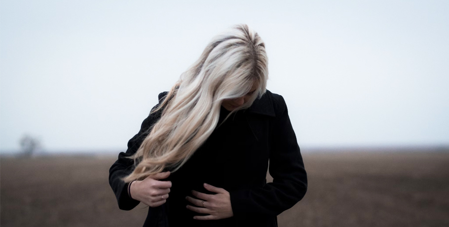 Cheveux gris et densité osseuse réduite